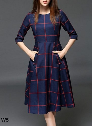नीला 3/4 स्लीव्स चेक्ड स्टाइलिश महिलाओं के लिए कैज़ुअल और पार्टी वियर के लिए एक लाइन पीस गाउन सजावट सामग्री: कपड़े