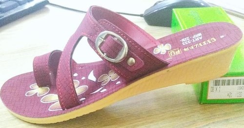 PU, साफ़ करने में आसान, फ्लेक्सिबल, लाइटवेट फैंसी स्टाइलिश और कैज़ुअल वियर लेडीज़ सैंडल, मीडियम हील्स के साथ