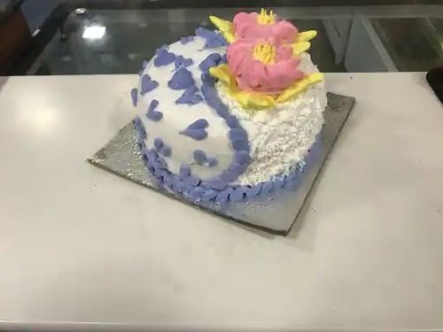 100% Fresh And Eggless Vanilla Cake With Flower Design For Any Occasion