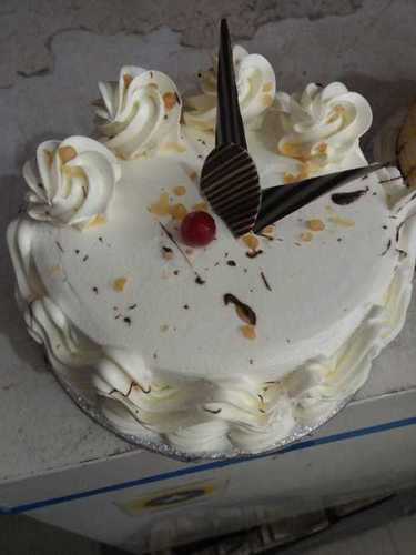 100 Percent Fresh And Eggless Delicious Vanilla Cake With Dark Chocolate Topping 