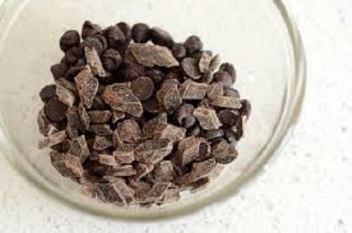 Delicious And Crunchy Pure Mini Chocolate Chips For Toppings And Bakery Decoration Pack Size: 1 Kilogram