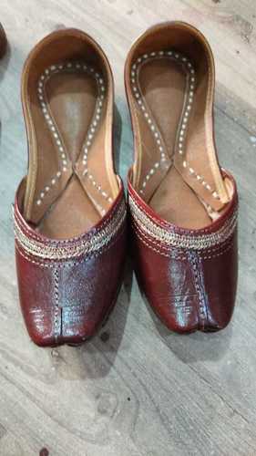 Ladies Comfortable And Maroon Color Casual Flat Leather Jutti For Daily Wear