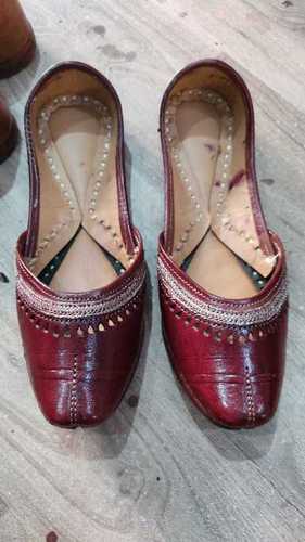 Washable Ladies Fancy And Stylish Comfortable Maroon Color Flat Leather Jutti For Regular Wear at Best Price in Fatehabad Guru Kirpa Shoe Maker