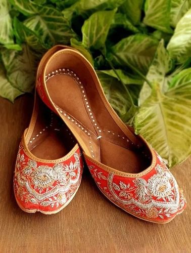 Silver Orange Color Comfortable And Flat Leather Ladies Jutti For Daily Wear