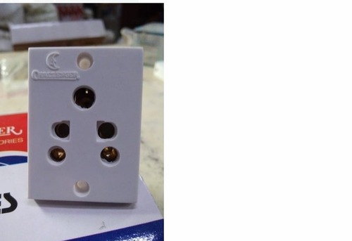 आयताकार आकार, 6 एम्प और प्लास्टिक सामग्री के साथ सफेद 3 पिन प्लग बॉडी फ्रीक्वेंसी (मेगाहर्ट्ज): 60 हर्ट्ज (हर्ट्ज)