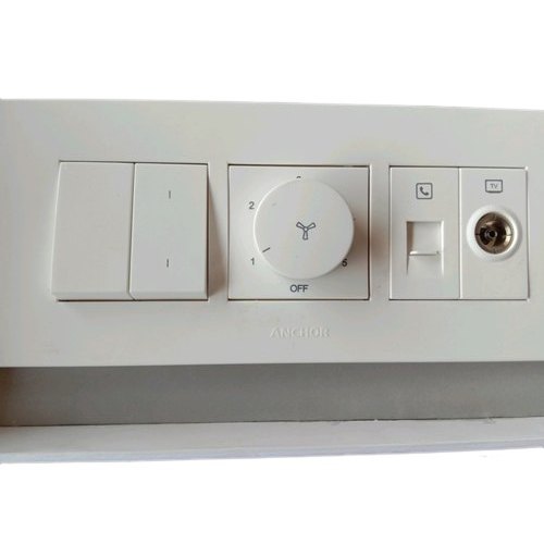 प्लास्टिक सामग्री के साथ सफेद रंग के मॉड्यूलर स्विच और 15 एम्प्स अधिकतम वर्तमान परिचालन तापमान: 50/55I? C. सेल्सियस (Oc)