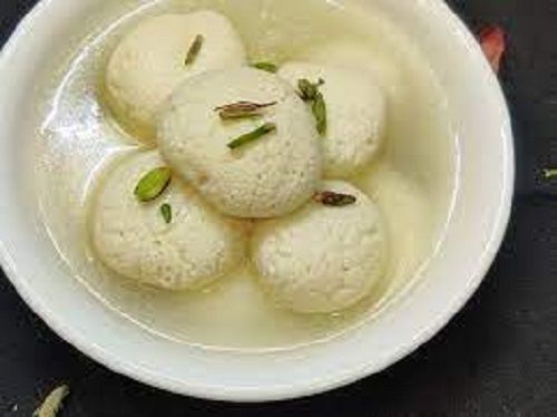 No Artificial Color And Mouth Watering Taste Hygienic Prepared Sweet Spongy Rasgulla Fat: 4 Percentage ( % )