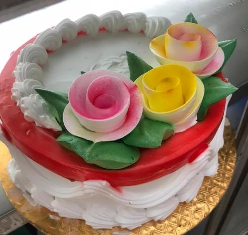 Elegant Look Hygienically Prepared Mouth Watering Taste Floral Vanilla Cake