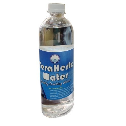 पीने के उद्देश्य से 100 प्रतिशत शुद्ध और स्वच्छ रूप से पैक किया गया मिनरल वाटर पैकेजिंग: प्लास्टिक की बोतल