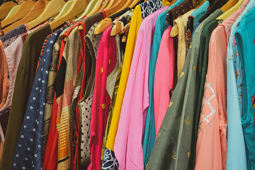 नॉर्मल वॉश और स्किन फ्रेंडली के साथ मल्टी कलर ग्रे लेडीज़ डिज़ाइनर कुर्ती