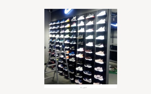 मशीन से बना आयताकार आकार और काले रंग का स्टेनलेस स्टील वॉल माउंटेड टाइप शू रैक