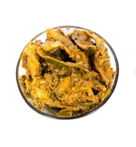 खाद्य पदार्थों के साथ प्रयोग किया जाता है 100 प्रतिशत घर का बना हस्तनिर्मित और रसायन मुक्त आम का अचार कांच की बोतल में पैक किया जाता है