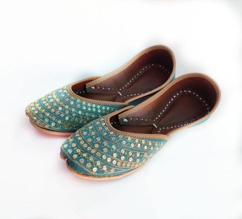 Light Weight And Breathable Sleek Design Beautiful Embroidered Womens Flat Jutti