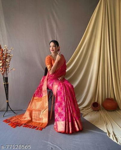 Women's Stylish And Elegant Pink And Orange Printed Traditional Designer Saree