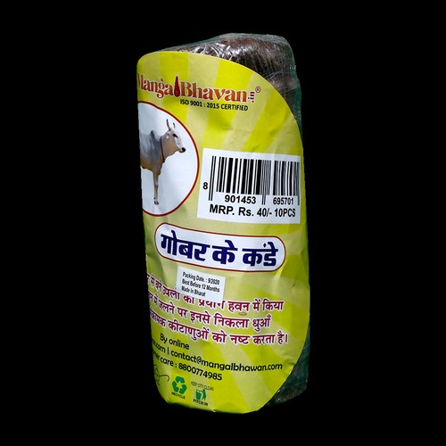 लंबे समय तक जलने और कम धुएं के साथ धार्मिक उपयोग के लिए गाय का गोबर