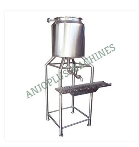  Silver Insulated Filling Tank Used To Store Commodities Such As Ammonia And Liquefied