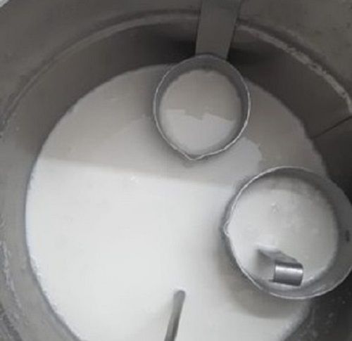  ताजा स्वस्थ प्राकृतिक और स्वच्छ अच्छा स्रोत कैल्शियम सफेद भैंस का दूध