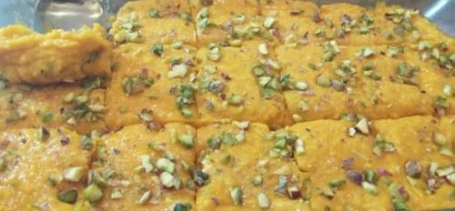 No Artificial Color Delicious Taste Hygienic Prepared Sweet Fresh Milk Burfi With Pista Toppings