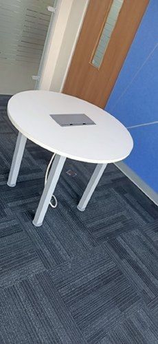  घरों और कार्यालयों के लिए हल्का दीमक मुक्त और जंग रोधी गोल सफेद लकड़ी का मेज