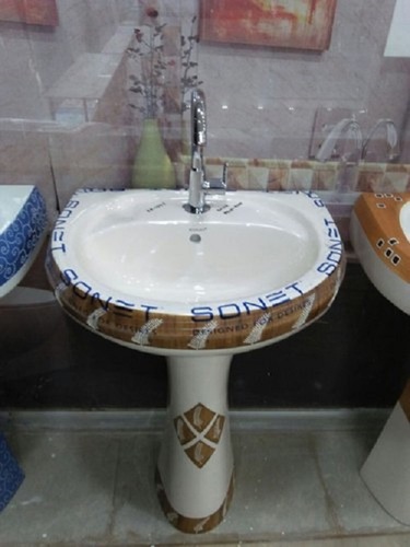 बाथरूम के लिए प्रीमियम क्वालिटी स्लीक और एलिगेंट सिरेमिक व्हाइट ब्राउन वॉश बेसिन इंस्टॉलेशन टाइप: वॉल माउंटेड