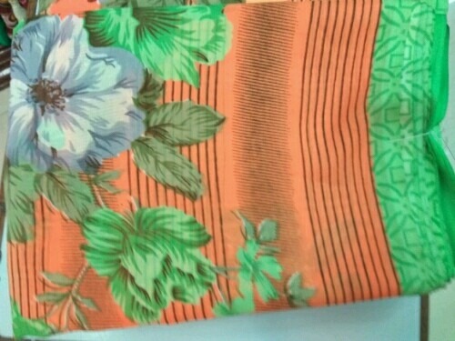 गर्मियों में महिलाओं के लिए सांस लेने योग्य और आरामदायक दैनिक पहनने योग्य हरे नारंगी रंग में प्रिंटेड सिल्क साड़ी