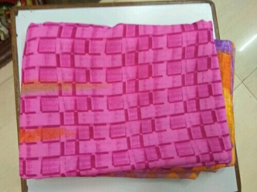 गर्मियों में महिलाएं रोज़ाना गुलाबी रंग में आरामदायक और हल्के वज़न की प्रिंटेड सिल्क साड़ी