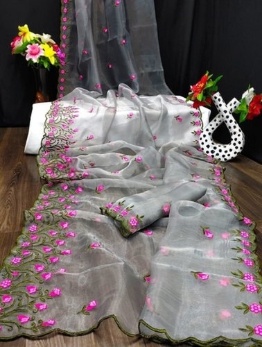 एम्ब्रॉयडरी ग्रे सुंदर स्टाइलिश हवा पार होने योग्य डिज़ाइनर मॉडर्न और ट्रेंडी पार्टी वियर फैंसी साड़ी