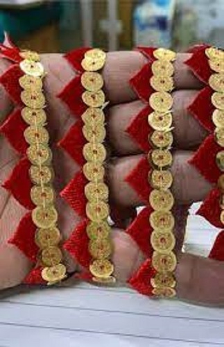 गोल्डन और रेड कलर वन साइडेड प्लेन वेलवेट ब्राइट फेस्टिव फैंसी लेस