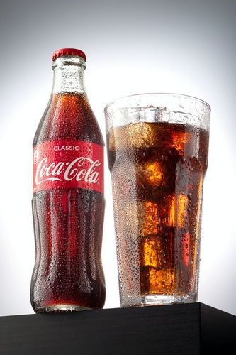  ताज़ा और कैफीनयुक्त कोका कोला ओरिजिनल टेस्ट सॉफ्ट ड्रिंक
