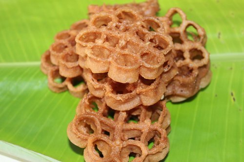 सामान्य रूप से उच्च फाइबर, विटामिन, खनिज, एंटीऑक्सिडेंट्स मीठा और कुरकुरे घर का बना अचू मुरुक्कू स्नैक