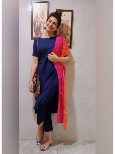 कैप्सूल महिलाओं के लिए एथनिक और स्टाइलिश डिज़ाइनर प्लेन सूट