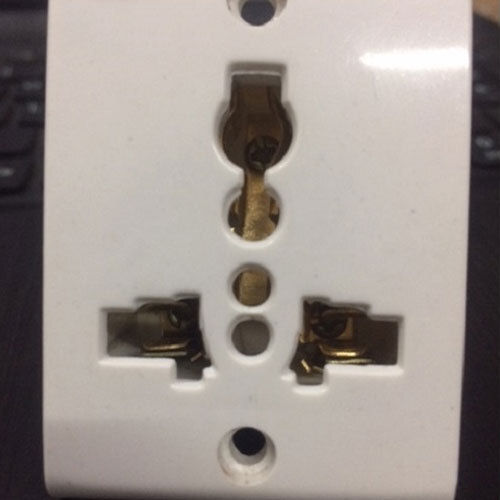 White Colour 3 Pin Electrical Strong Socket, Easy To Uses, Fire Resistant