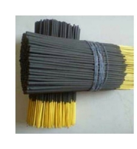 फूलों के पर्यावरण के अनुकूल भारतीय मूल की सुगंधित लकड़ी की सुगंधित और चारकोल काली कच्ची अगरबत्ती स्टिक्स