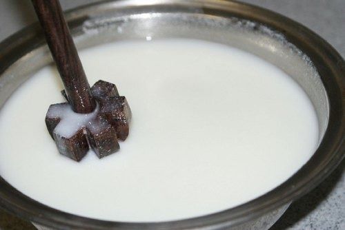  उच्च पौष्टिक मूल्य और स्वाद के साथ ताजा और शुद्ध सादा मक्खन वाला दूध