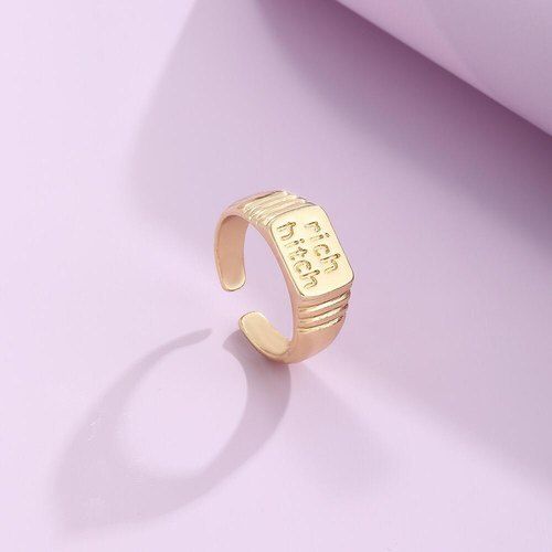 Golden Trendy Deign Eye Catching Light Weight Chunky Rings For Party Wear 