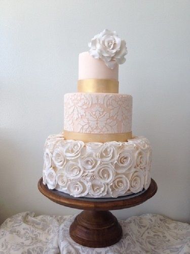 100 % Pure And Fresh White Sweet Round Wedding Cake, Hygienically Crafted