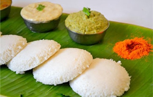विभिन्न प्रकार की चटनी के साथ एक विशेष तरीके से पकाए जाने वाले नरम और उत्तम तरीके से पकाया जाने वाला रिफाइंड चावल का आटा