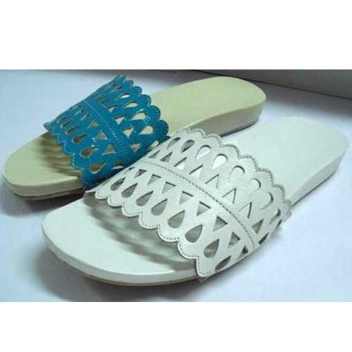 Rubber Daily Wear Ladies Leather Slippers Made Of Soft, Comfortable Material 