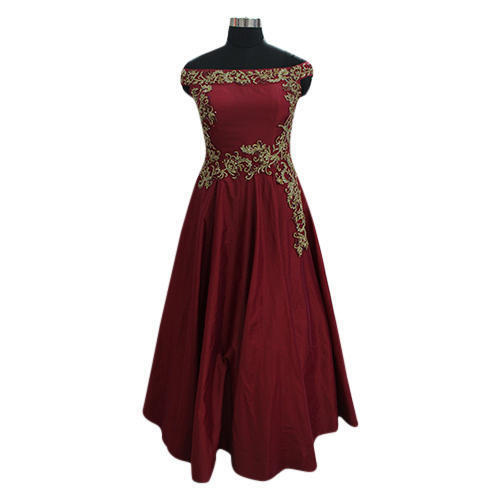 कैज़ुअल और पार्टी वियर के लिए भारतीय लाल रंग के प्रिंटेड लेडीज़ डिज़ाइनर गाउन