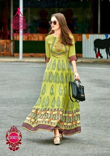 कैज़ुअल और पार्टी वियर के लिए इंडियन ग्रीन कलर लेडीज़ प्रिंटेड डिज़ाइनर गाउन