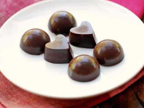 Machine Made Handmade Eggless Dark Chocolate With Round And Heart Shape