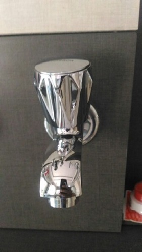 बाथ हार्डवेयर सेट स्टेनलेस स्टील लंबा टिकाऊ और बाथरूम के लिए वॉल माउंटेड सिल्वर वॉटर टैप