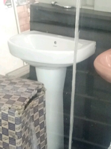 आयताकार, साफ करने में आसान वॉल माउंटेड और क्रैक रेज़िस्टेंस वाला सफ़ेद सिरेमिक वॉश बेसिन सिंक