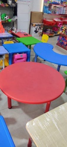  इनडोर और आउटडोर उपयोग के लिए मजबूत और ठोस गोल आकार की लाल प्लास्टिक टेबल 