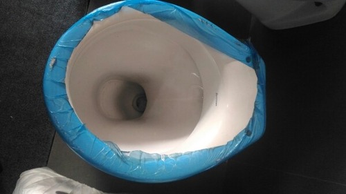 बाथरूम के लिए राउंड वॉल माउंटेड और क्रैक रेसिस्टेंस वेस्टर्न टॉयलेट सीट