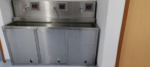 Stainless Steel Hand Washing Sink For Hospital Doctor And Staff Use Installation Type: Floor Mounted