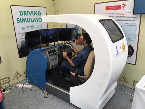  स्टीयरिंग व्हील, क्लच, ब्रेक और गियर के साथ ऑटो कार ड्राइविंग ट्रेनिंग सिमुलेटर 