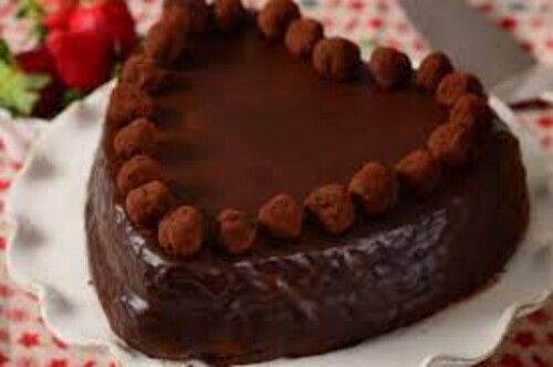 Fresh Creamy And Yummy Chocolate Cake In Heart Shape,1 Kg Fat Contains (%): 15 Grams (G)