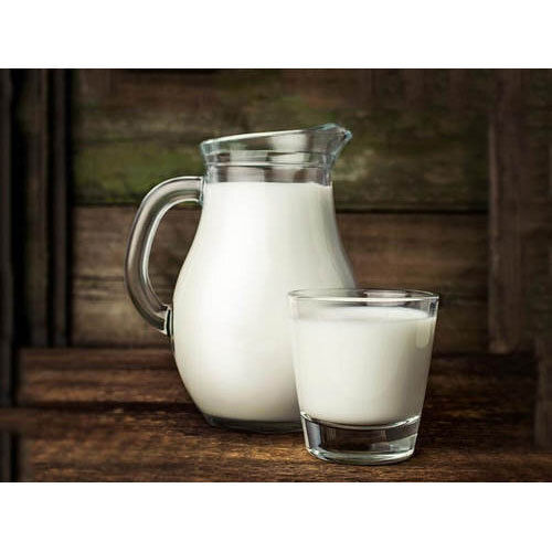  स्वच्छता से तैयार स्वादिष्ट और स्वस्थ ताजा शुद्ध प्राकृतिक सफेद गाय का दूध