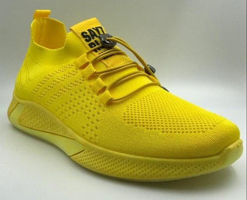 100 प्रतिशत आरामदायक और सांस लेने योग्य सामग्री से बने पीले पुरुषों के कैज़ुअल शूज़
